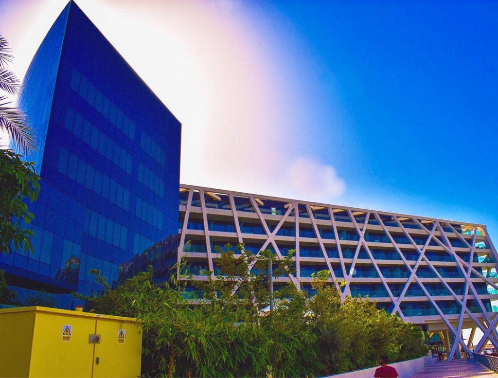 Crisp ~ #abudhabi #uae #makemoments #landscape_love #architecture_best #architecture_view #landscape_capture #nikond3400 #nikon #contemporaryphotography #contemporaryrealism #citypicz&hellip;