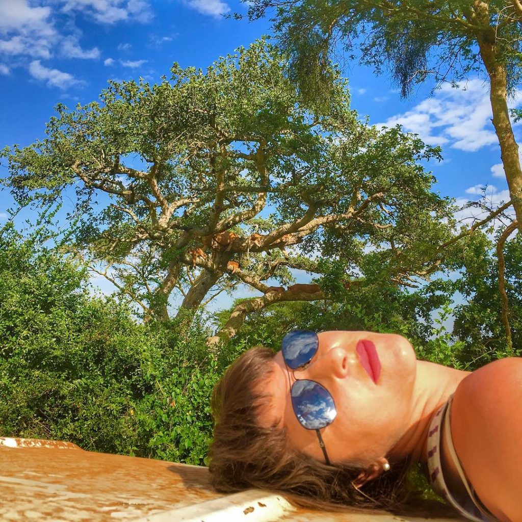 Dietro di me lo spettacolo assoluto! Una famiglia di leoni che dorme sui rami&hellip;