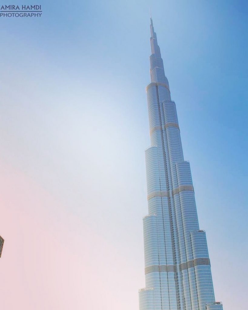 So shiny and tall OAO #uae_wandering . #dubai #burjkhalifa #dubaimall #دبي #برج_خليفة #دبي_مول #فن…