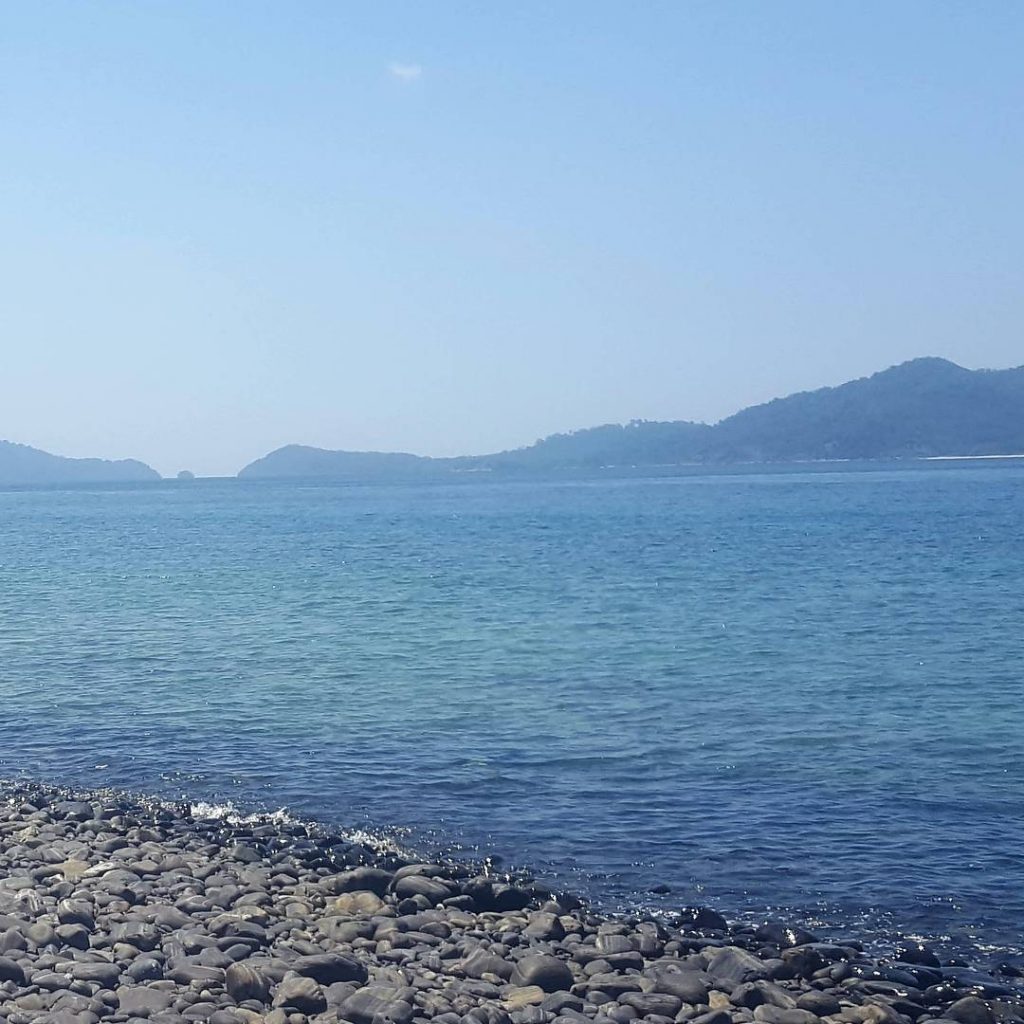 Amazing black stone beach #kohhinngam #boattrip #snorkeling #blackbeach #beach #bluewater #boat #island #sun #sunny…