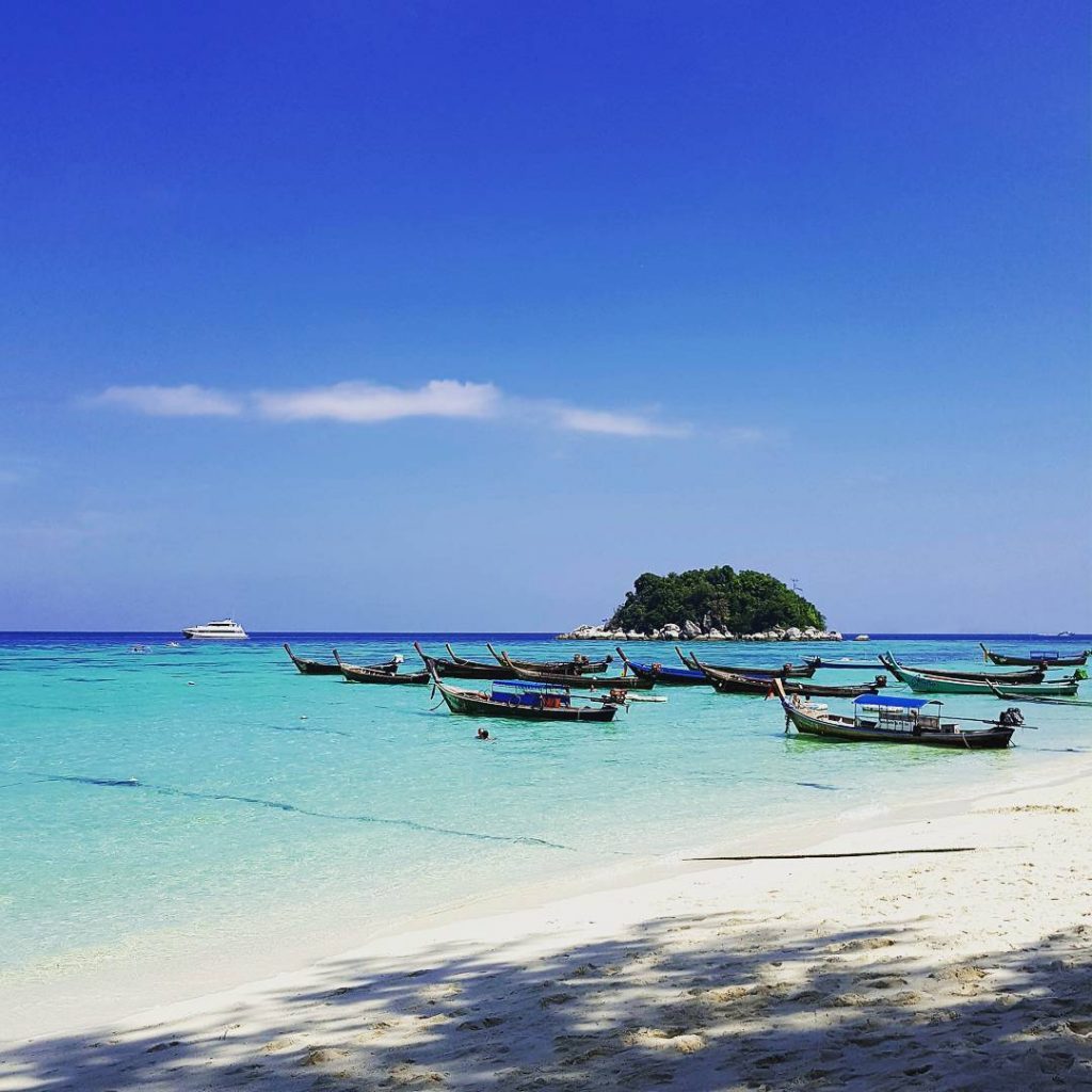 Good perfect snorceling weather! Lets #jabang #boattrip #snorkeling #whitebeach #bluewater #boat #island #sun #sunny…