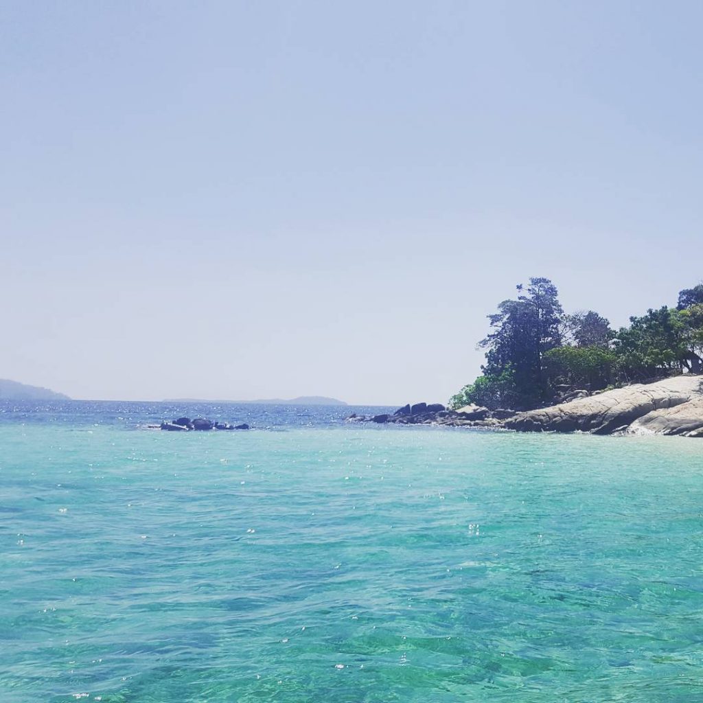 Koh Lor-Kloy #kohlorkloy #boattrip #snorkeling #whitebeach #bluewater #boat #island #sun #sunny #palmtree #thailand #kohlipe…