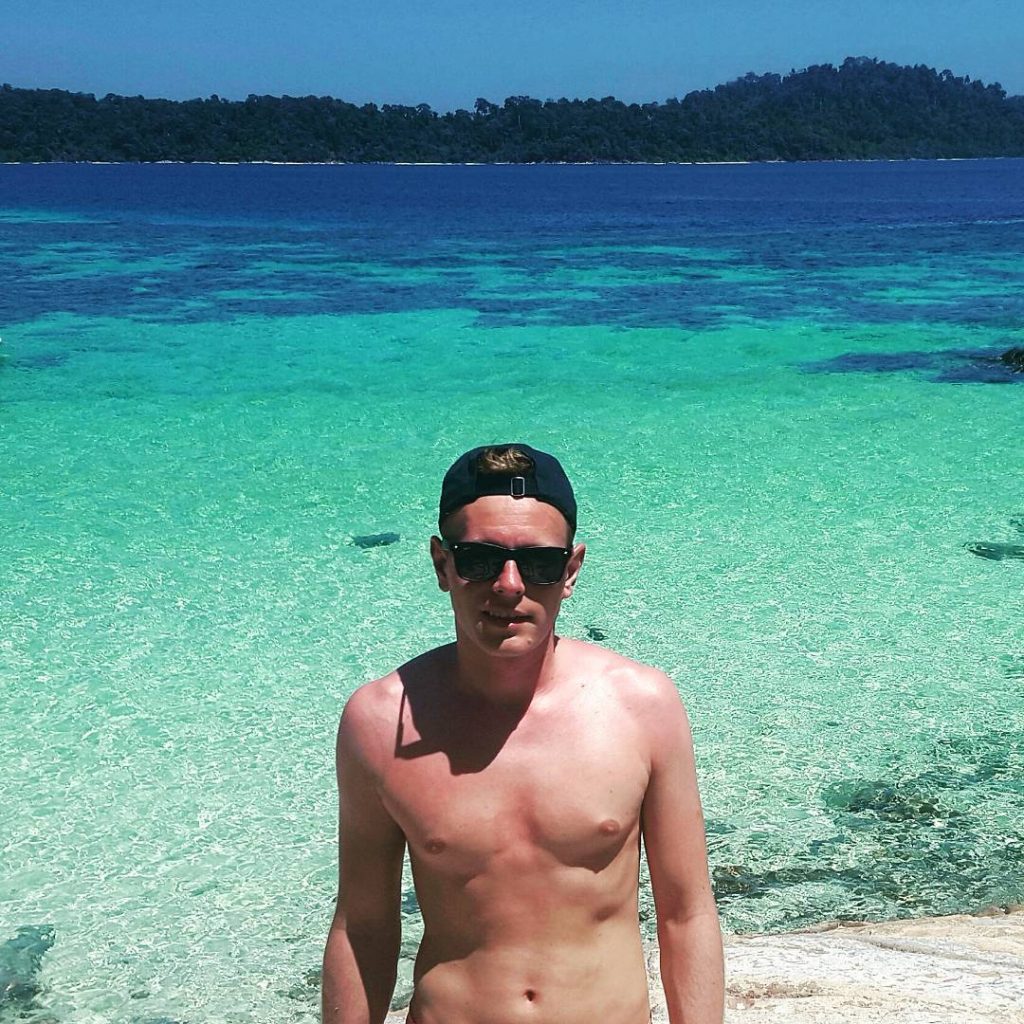 Koh Lor-Kloy #kohlorkloy #boattrip #snorkeling #whitebeach #beach #bluewater #boat #island #sun #sunny #palmtree #thailand…