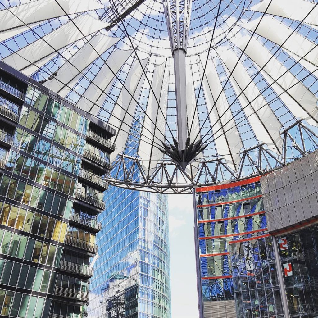 Potsdamer Platz #sonycenter #sonycenterberlin #berlin #arcitecture #sun #sunny #culture #city #happy #travel #reisen #holiday…