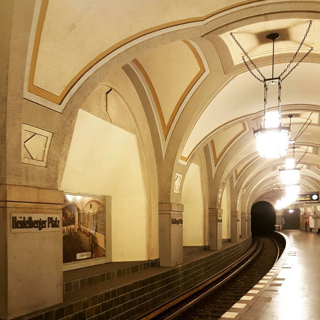U-Bahnhof Heidelberger Platz #berlin #train #trainstation #sun #sunny #culture #city #happy #feierabend #enjoyyourlife #architecturephotography…