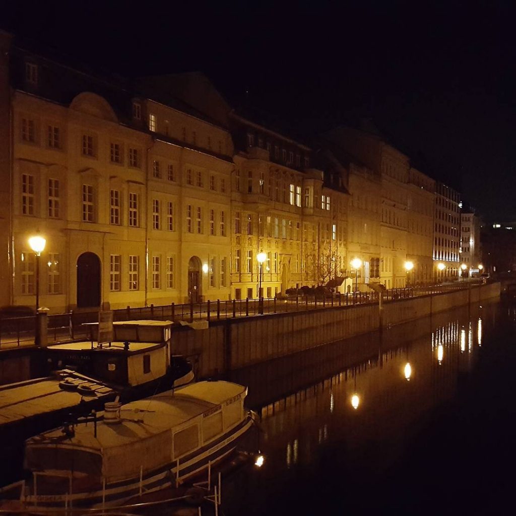 Good night my friends #night #goodnight #gutenacht #sonnenuntergang #august #natur #berlin #city #spree #fischerinsel…