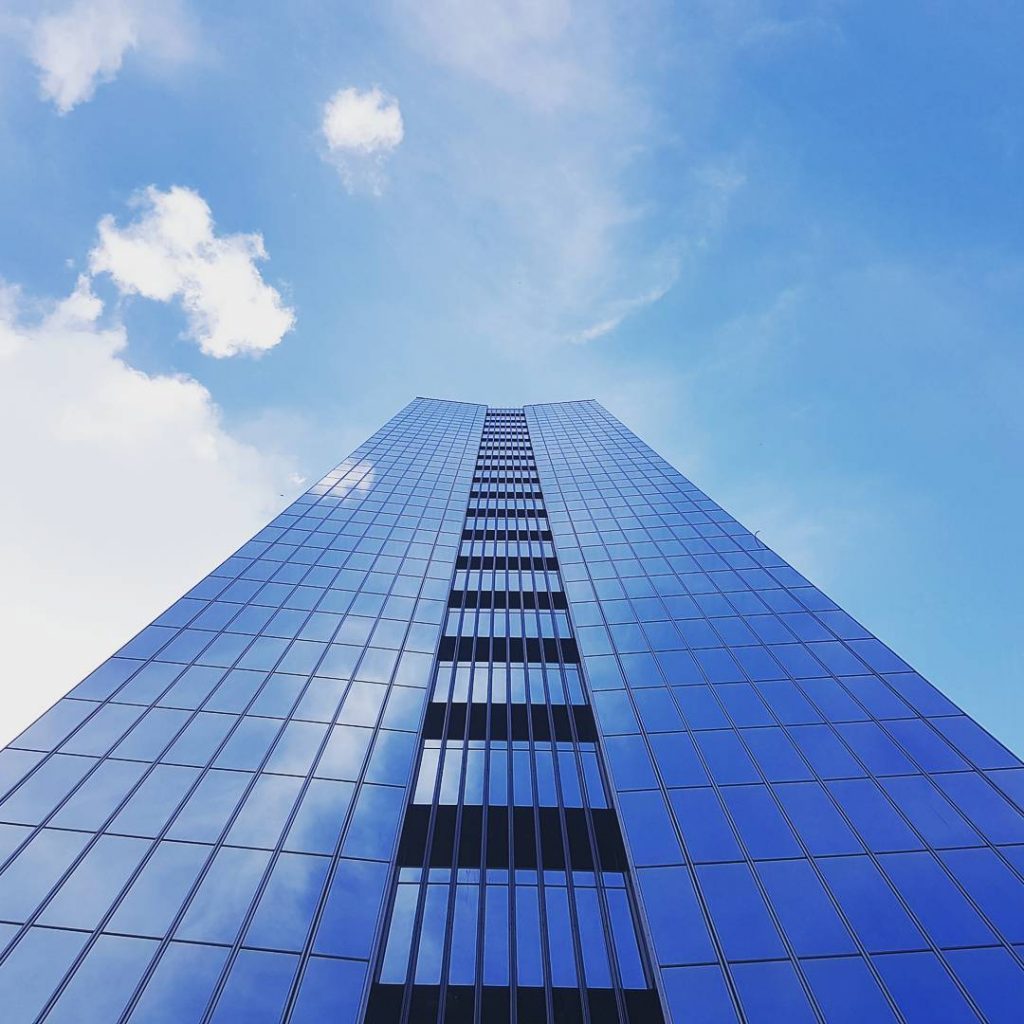 #berlin #axelspringer #axelspringerhaus #axelspringerhochhaus #sun #sunny #culture #city #happy #travel #reisen #holiday #architecturephotography #architectureporn…