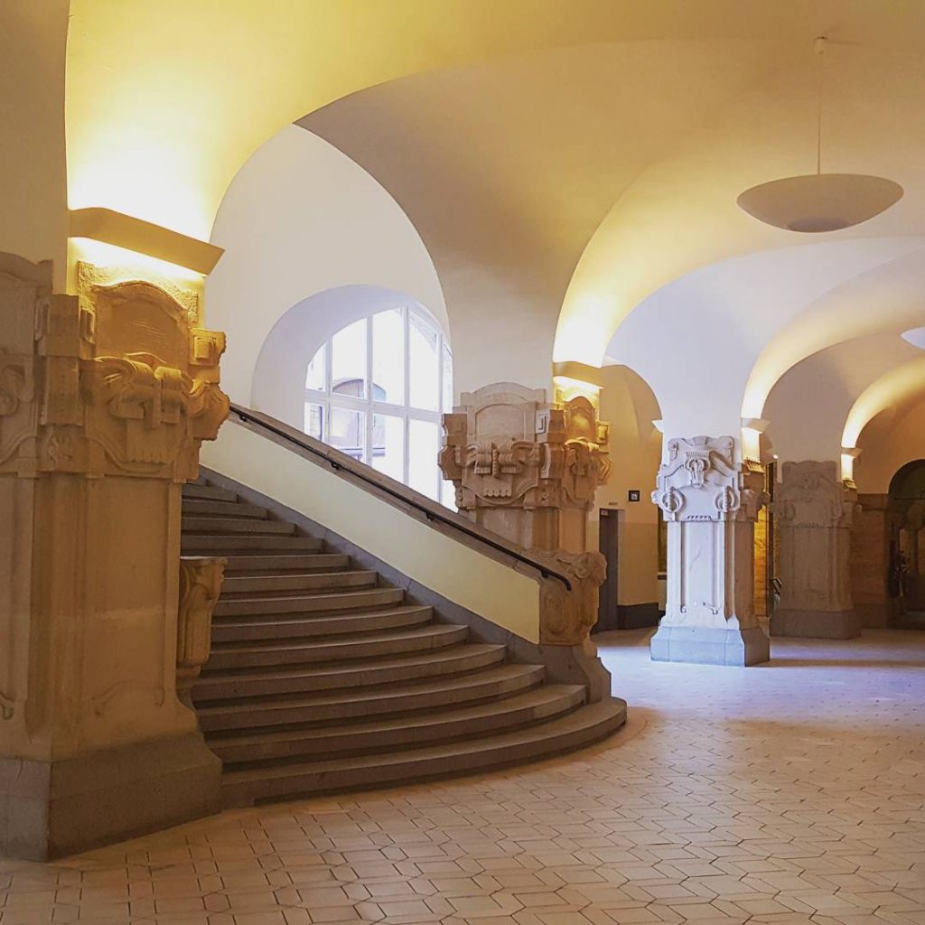 #berlin #rathauscharlottenburg #architecturephotography #art #denkmalschutz #treppe #treppenhaus #stairs #architektur #architecture #architectureporn #interior #travelblogger #instatravel…