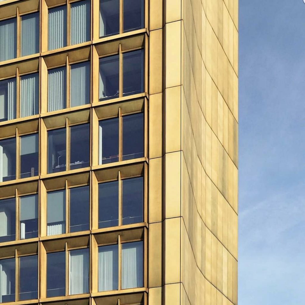 #berlin #axelspringer #axelspringerhaus #axelspringerhochhaus #sun #sunny #culture #city #happy #travel #reisen #holiday #architecturephotography #architectureporn…