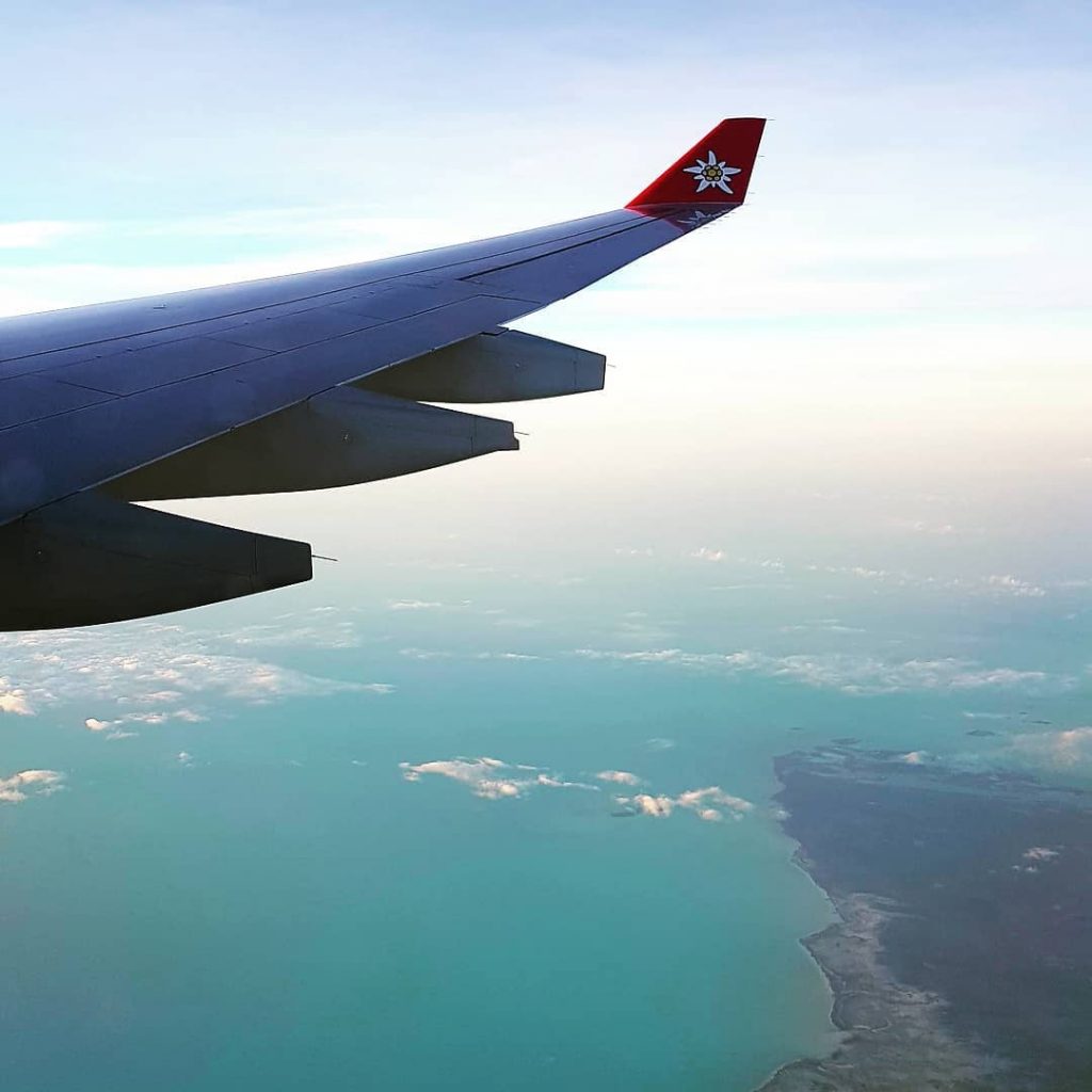 Endlich wieder raus aus unserer Heimat, wird im Spiegel immer kleiner, und schon da…
