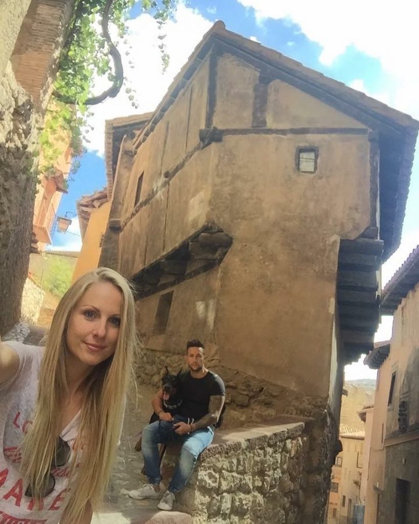 #pueblosconencanto #turismorural #callejuelas #spain #escapadas #sefeliz #enjoy #behappy #photooftheday #instaphoto #travelphotography #trip #coupletraveller #albarracin…