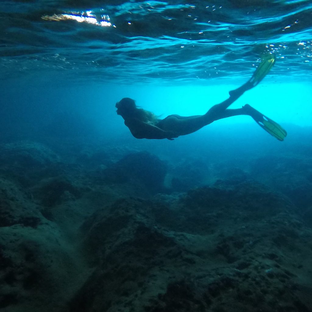 Haciendo snorkel dentro de una cueva #snorkel #sea #underwater #underthesea #beachgirl #beachlife #snorkeling #snorkels&hellip;