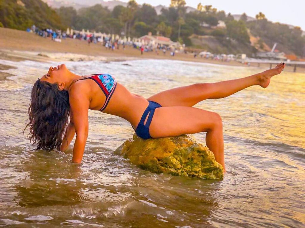 ‘Kicking’ it at the beach #nonameasana #beachweather . . . P C @smald0nado #beach…