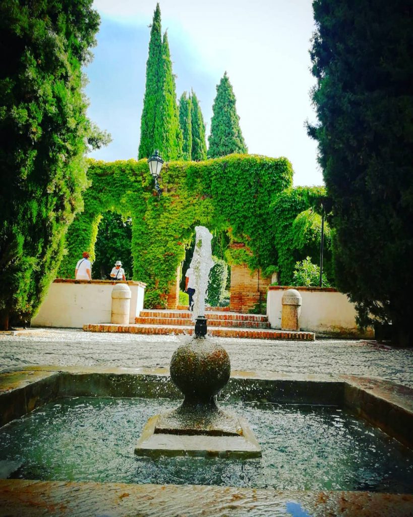 Hay una fuente, niñ . . #granada #gira20años #viajes #traveling #traveling #viaje #travel #travelgram&hellip;