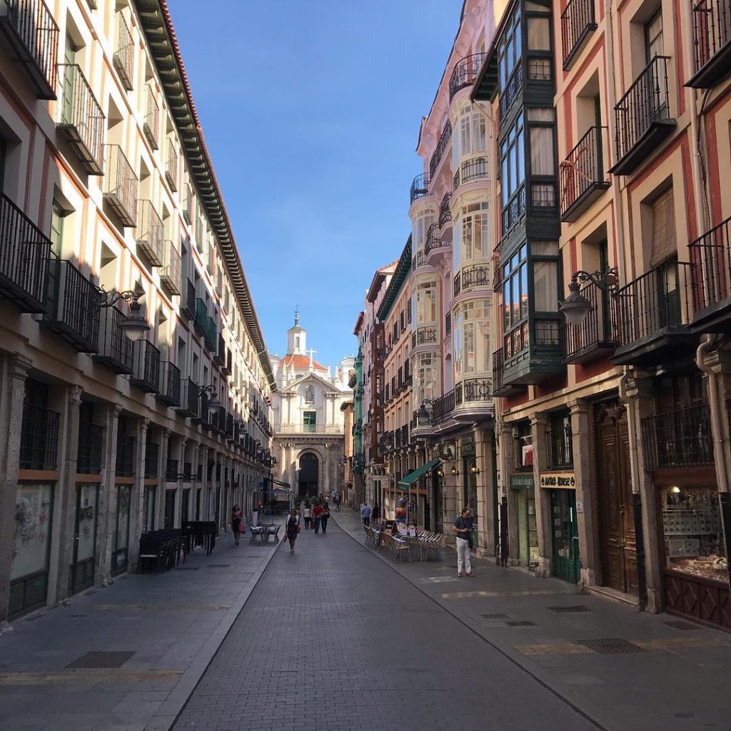 Calle de la Plateria, Valladolid (Castilla y León) al fondo se puede ver la&hellip;