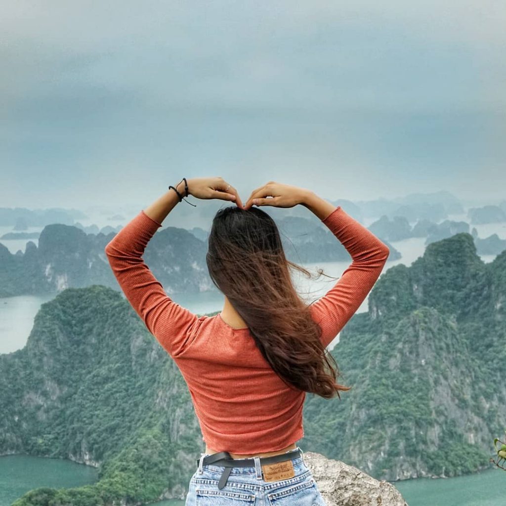 Open my eyes to the world ________ #halong #halongbay #nuibaitho #hoongfanhtravels