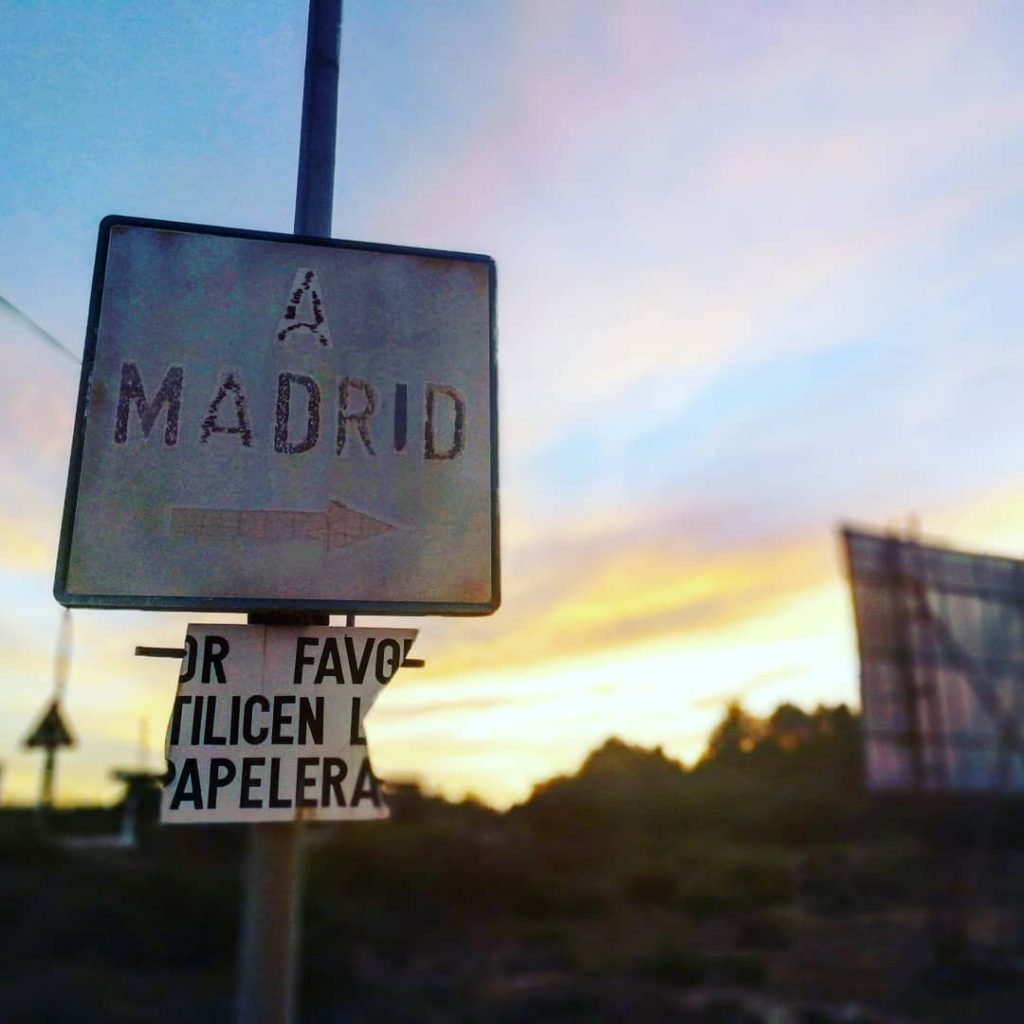 Allá donde se cruzan los . . #cuenca #madrid #cartel #urbex #traveling #viaje #travel…