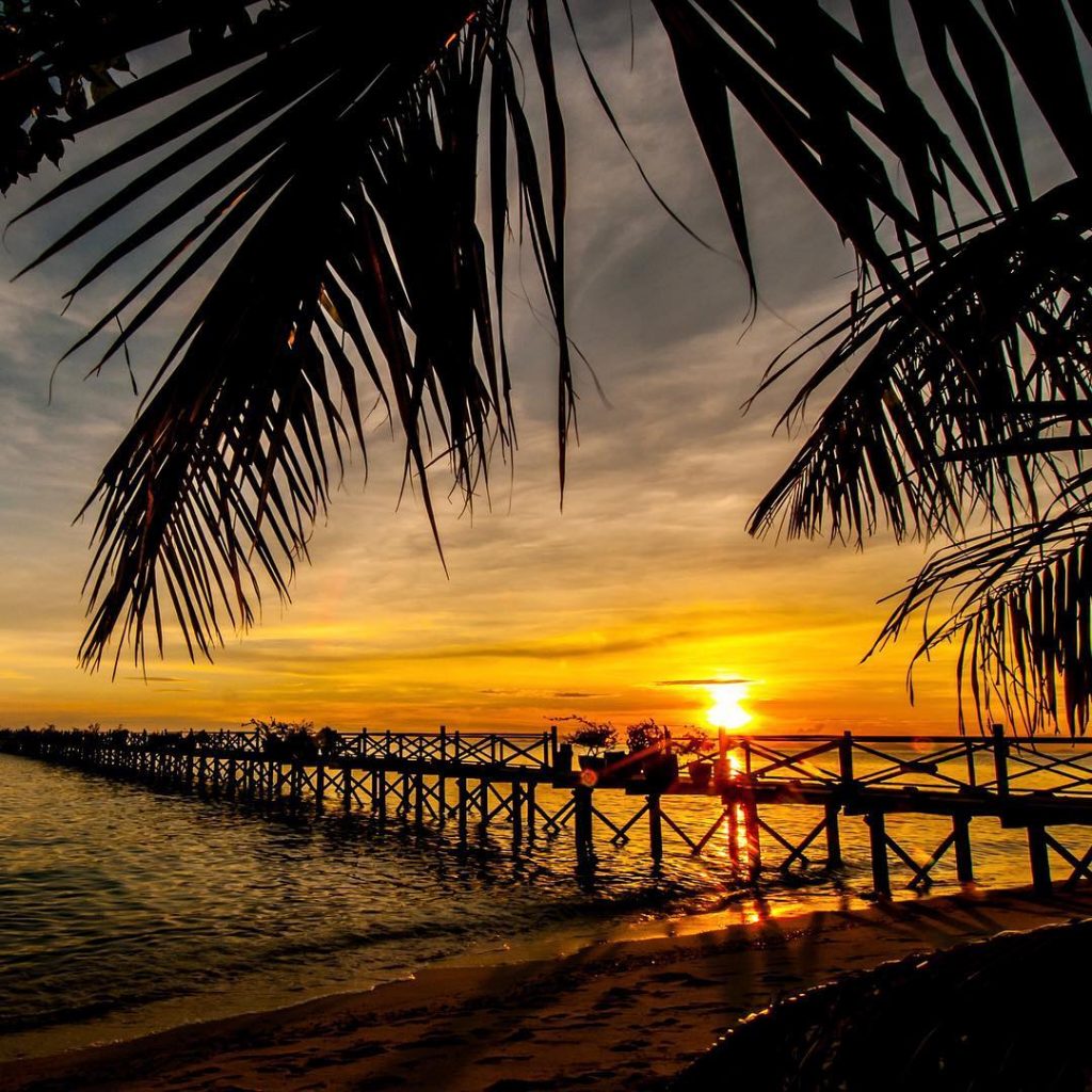 Happy friday ⭐️️ending this week with an epic sunset ???? #friday #weekend #sunset #sunsets&hellip;