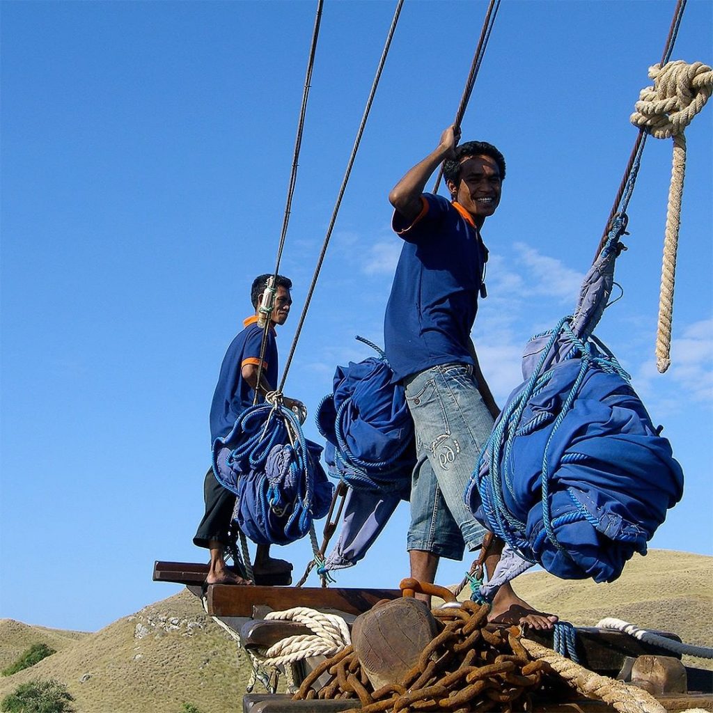 Always in a #goodmood – our talented #boatcrew . . . #floresisland #komodsea #komodonationalpark&hellip;