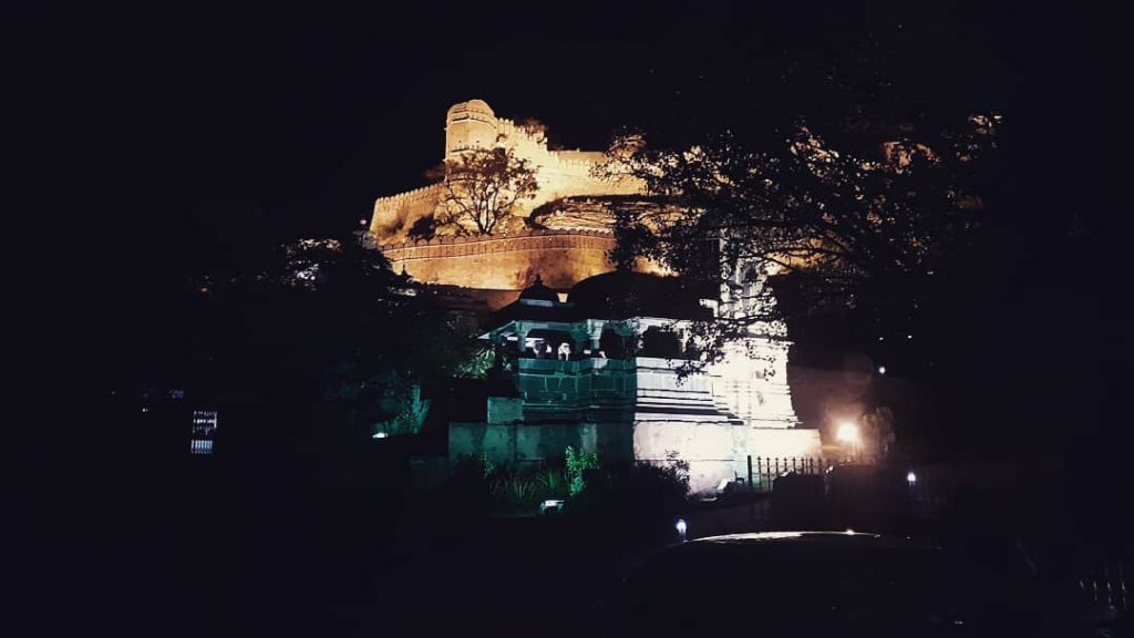 Happy republic day Follow @neha_fotography . :) @nehaarchi #udaipur #udaipurblog #udaipurdiaries #kumbalgarh #heritage #rajasthan&hellip;