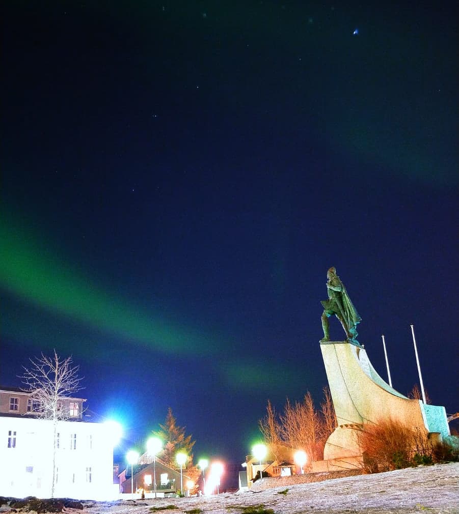 Northern lights at the #leifureiríksson statue in #reykjavik #iceland???????? #iceland #northernlights #photographie #travelphotography #traveling…