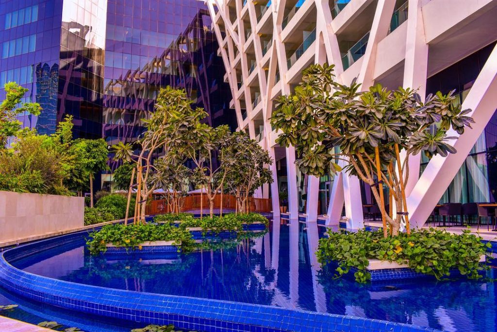 Always a straggler taking pictures of nothing ~ #abudhabi #uae #makemoments #wanderer #travel #travelphotography&hellip;