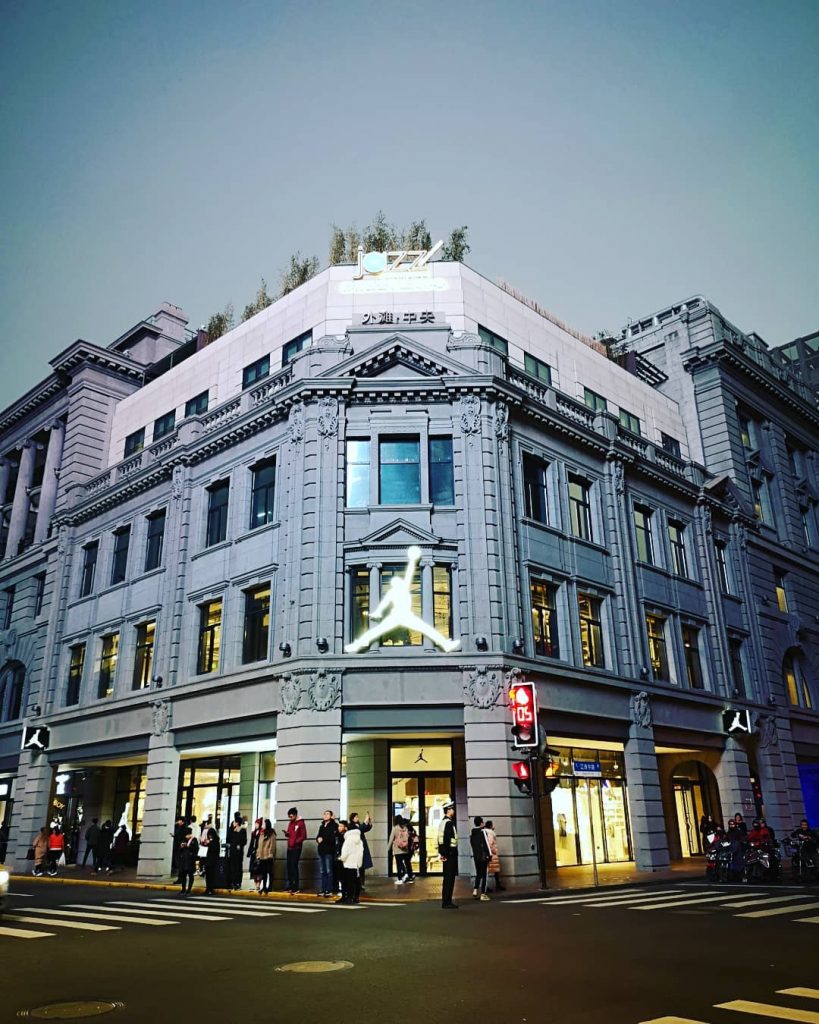 MJ Street view on the way to the Bund . . . #travels #traveldiary&hellip;