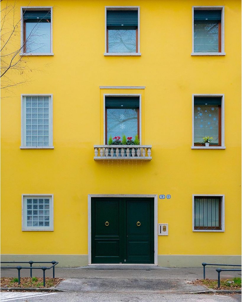 The color of the mood is yellow! Not blue :) #yellow #ig_europe #discover_vacations #hello_worldpics&hellip;