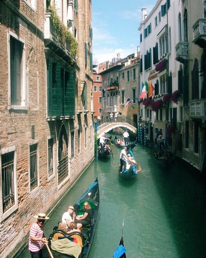 Venice, Italy ???????? #venice #canal #italy #gondola #travel #travelblogger #travelphotography #bnesimppl #travelgram #venicecanals