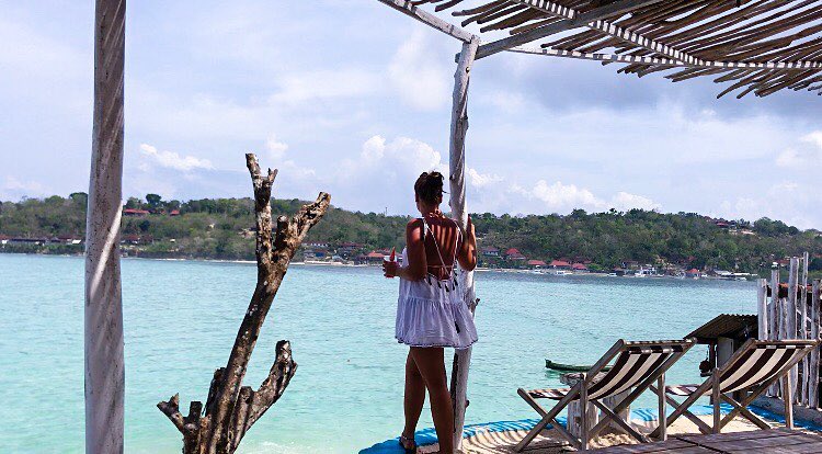 Island hopping standing on Nusa Ceningan – looking at Lembongan #nusaceningan #nusalembongan #island #indonesia&hellip;