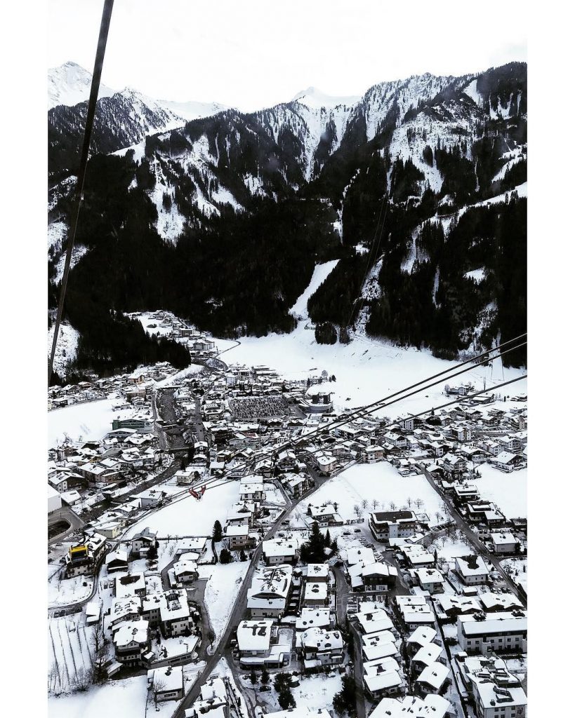 UP UP AND AWAY || . . . . . . . #mayrhofen #austria&hellip;