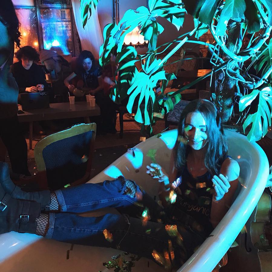 Стоит ванна,дай,думаю,прилягу