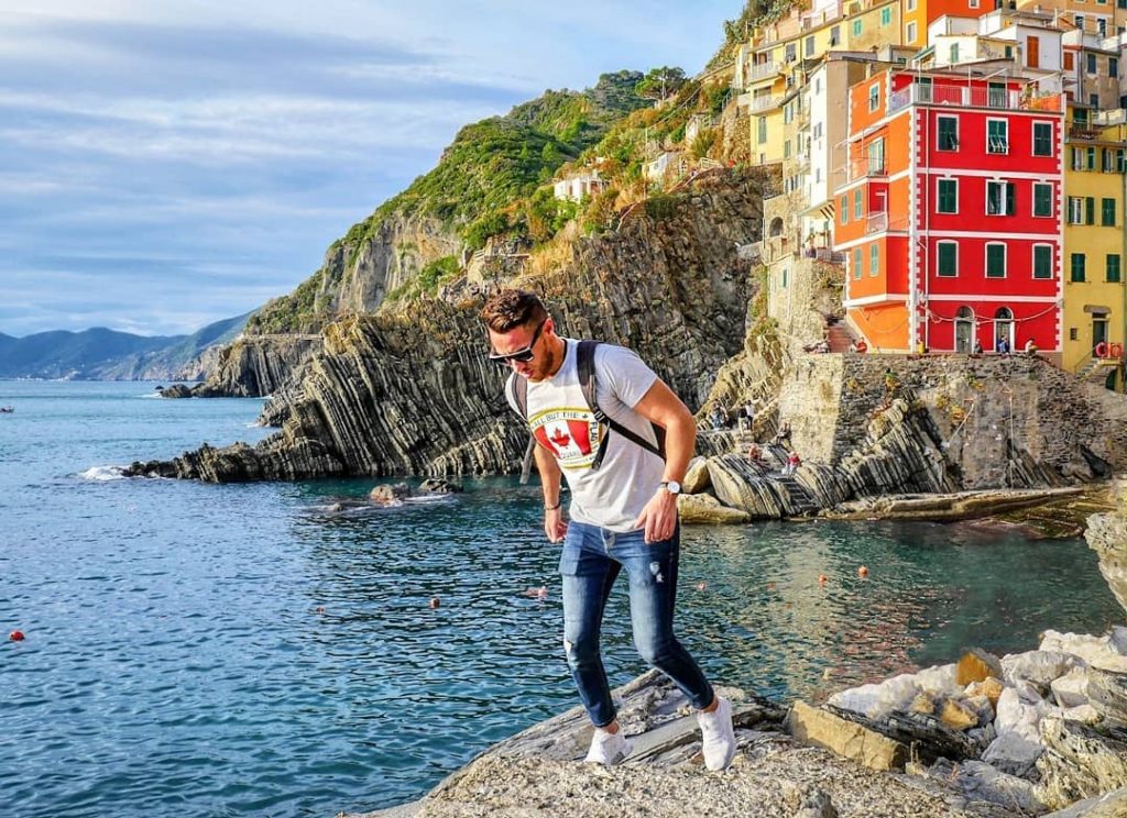 Les Cinque Terre!!… Tu sais, ces 5 villages mythiques, accrochés à la montagne, avec vue directe&hellip;