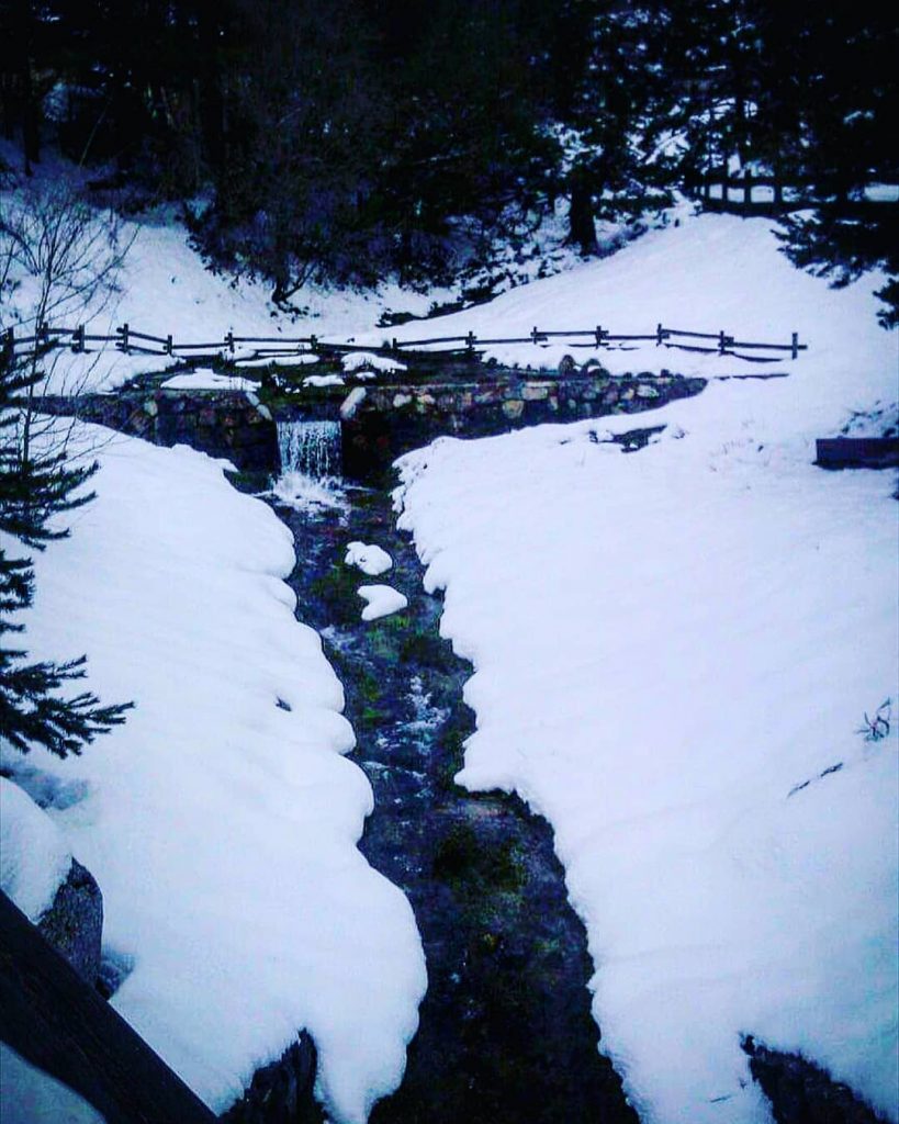 Fundir la nieve al paso de mis . . #navacerrada #madrid #viajes #traveling #viaje&hellip;