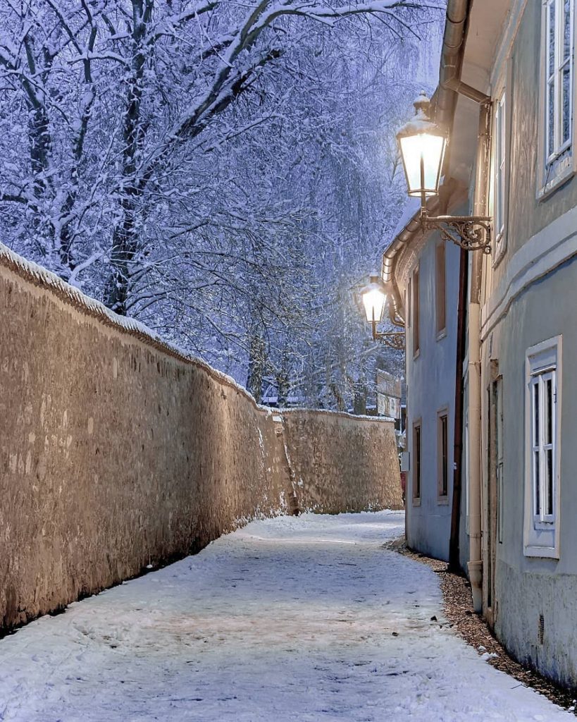 Nový Svět ve sně wonderful_prague #europestyle_czechrepublic #toppraguephoto #kings_hdr #visitcz #visitprague #canonczsk #discovery_earthpix #discovery #topeuropephoto&hellip;