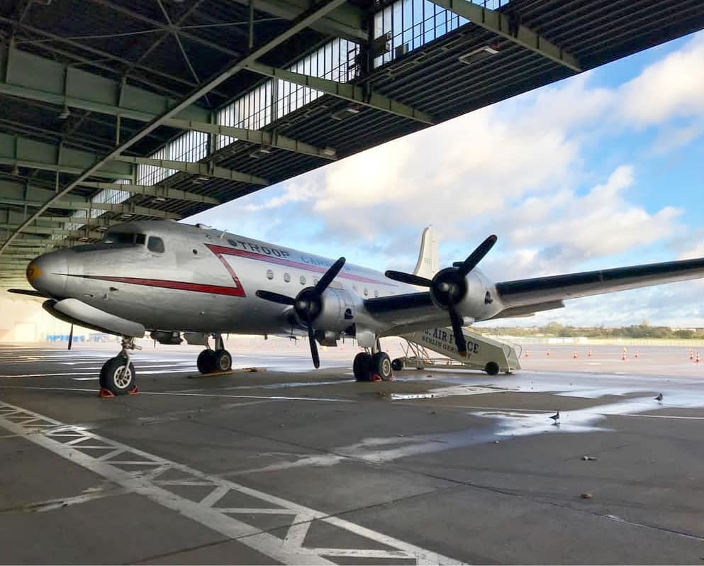 #berlin #germany #airport #flughafentempelhof #historia #architecturephotography #architecture #trip #colourful #travelblogger #instatravel #blickreisen #blickferien #bnesimppl&hellip;