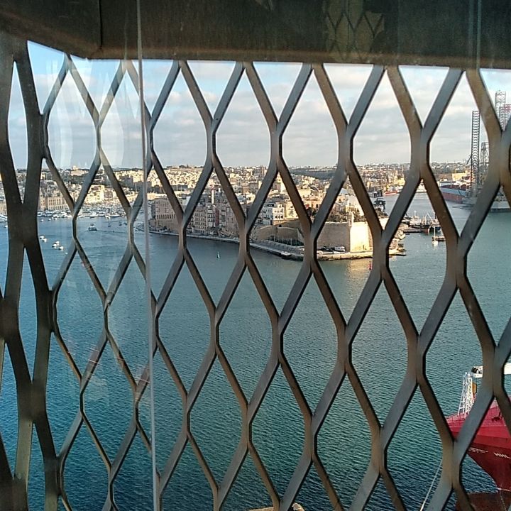 Upper barakka lift #lift #malta #maltaisland #mediterranean #mediterraneansea #winter #picture #capture #lovinmalta #lovemalta #earthporm&hellip;