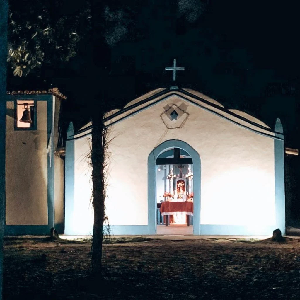 ???????? Igrejinha de Caraíva ainda mais charmosa à noite . . ???????? Church in&hellip;