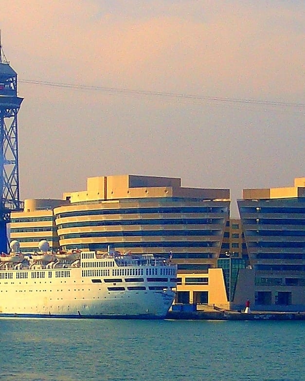 Barcelona desde el mar 3. Foto 2/3. Foto completa en perfil. . #fotourbana #city_barcelona&hellip;