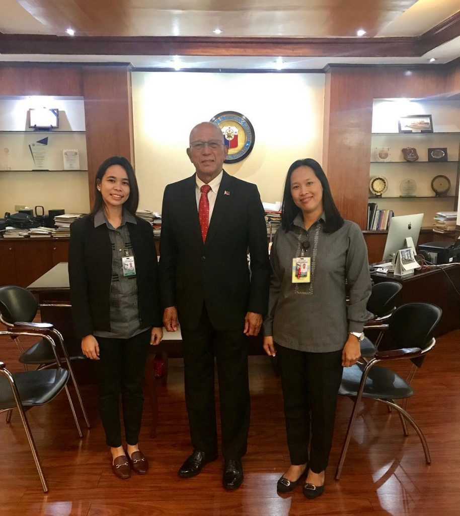The secretaries with the Secretary of the National Defense. Happy Valentine’s Day!️