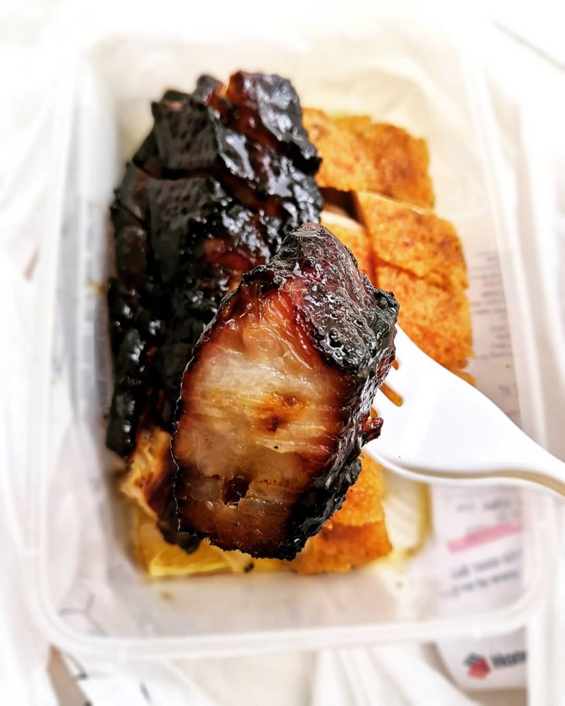 探班记- 之前我答应了他买叉烧饭给他吃。他是位食神。他对叉烧烧肉的要求是非一般。味道美味之餘，肉一定要半肥瘦，肥肉一定要入口即化。叉烧燒肉外皮一定要脆口。 所以我打包了這家雙拼給他。他吃了都說好吃。。。不過他說有點貴???? Ps:重點不是在於好吃嗎？！