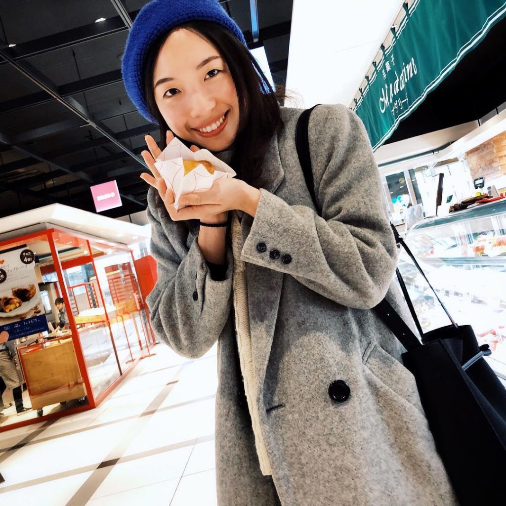 #美格的無限murmur 情人節尾聲，想說分享一個我覺得開竅之後對感情幫助很大的道理好了！ – 性格裡的同一個特質， 會同時衍生出一個人的優點跟缺點。 比方說你很喜歡對方視你為中心的態度，他的這個特質可能來自他對喜歡的事物總全心全意投入的個性，但可能他也對你會有比較強的佔有慾、控制慾等放不開的行為。 要找到一個跟自己理想完全吻合的人真的不容易，就算找到了，還要彼此的經歷跟成熟程度都恰到好處的配合，才可能長遠走下去。 我想說的是，若不是對方人品有問題，或是踩到你的雷，只是單純性格上的特質導致他一直很難改善那個你不喜歡的缺點，不如換個角度欣賞它，也許你會看見相對讓你很喜歡的優點。 如果要他改善那個缺點會衝擊到他原生的性格，導致他的優點也不見（而且他還會改得很痛苦），想一想，那個缺點真的讓你討厭到寧願犧牲掉他相對應的優點嗎？ 不管遇到誰，和一個人長期相處之後，或多或少都會有看不順眼的地方，我們一生沒有多少時間浪費在挑剔另一半的不好，也沒有多少幸運愛就在下個街角。 情人節這天，別總想著要怎麼慶祝、對方送自己什麼禮物，試著好好欣賞你的另一半，也提醒他好好欣賞你的好，然後說出來讓彼此知道，我相信這比鮮花、包包還更有愛的力量。 最後用一種充滿愛意、手捧日本最厲害蘋果派的照片 祝大家情人節快樂 -&hellip;