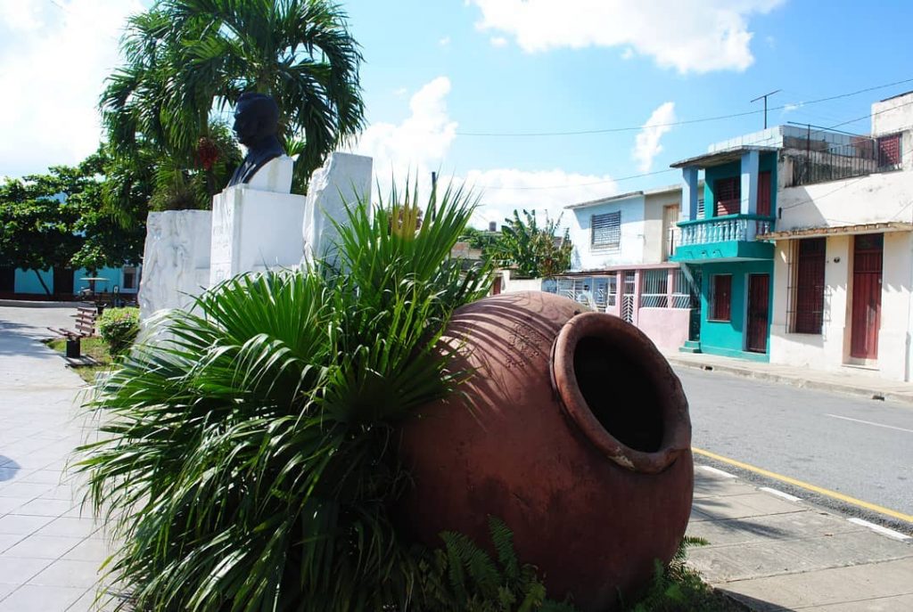 Cuba, Camagüey, November 2014 #cuba #cuban #camagüey #cubatrip #caribbean #city #cityphotography #street #streetphotography #plant…