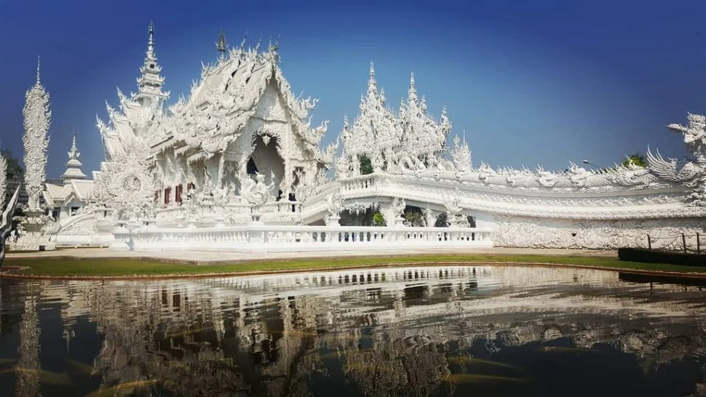 The white temple in Chiang Rai. Stunning, but way too touristy #travelbug #travelling #travelphotography&hellip;