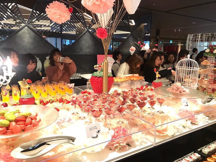 ビュッフェは女の戦い‍ . . #ヒルトン大阪 #ヒルトンホテル #いちごビュッフェ #hiltonosaka #hilton #strawberrydessertbuffet #苺 #ヒルトンスイーツ # #&hellip;