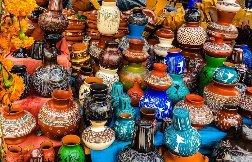 Tzintuzuntzán, Michoacán, México #tzintzuntzan #michoacan #artesania #mextagram #coloresdemexico #mexicoesmagia #capturamexico #igersmichoacan #mexicanhandcraft #pueblosmagicos #caminandomexico&hellip;