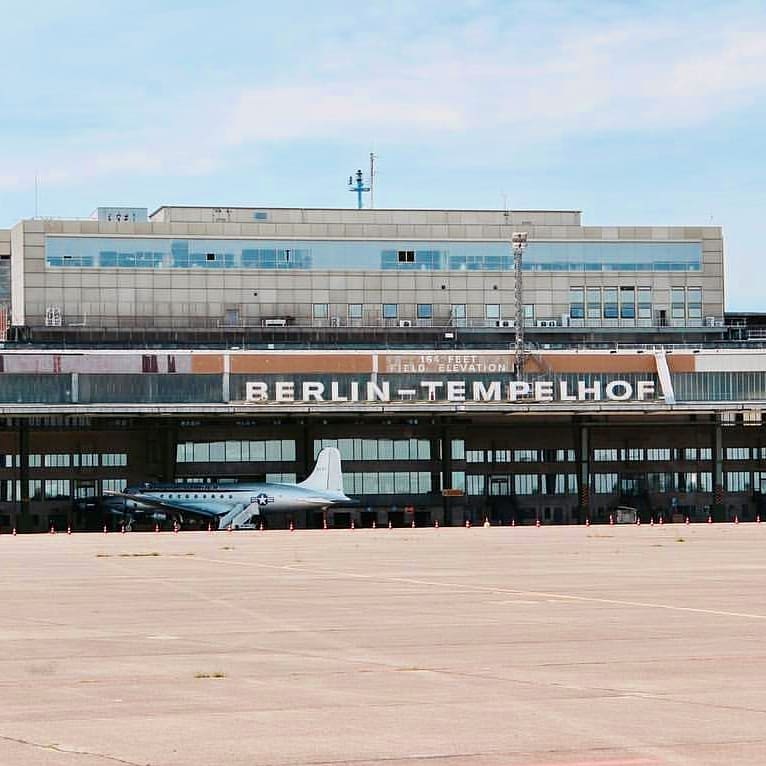 #berlin #germany #airport #flughafentempelhof #historia #architecturephotography #architecture #trip #colourful #travelblogger #instatravel #blickreisen #blickferien #bnesimppl&hellip;