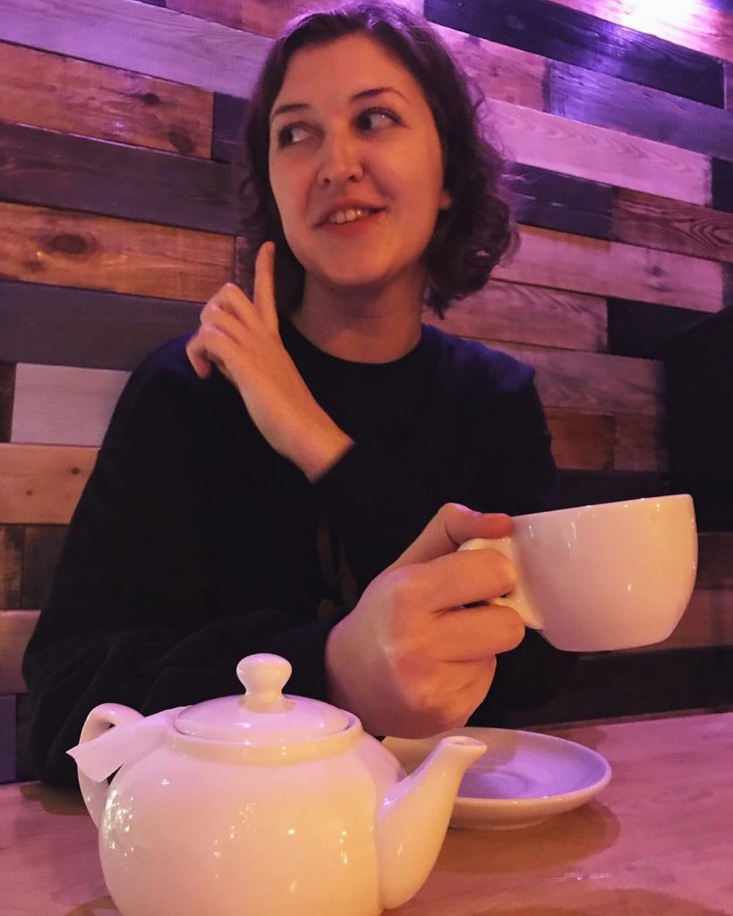 Это любимая Валентина(а?а?связь улавливаете?)показывает,в каком ухе звенит после 12 граммов чая на тщедушный заварничек????????