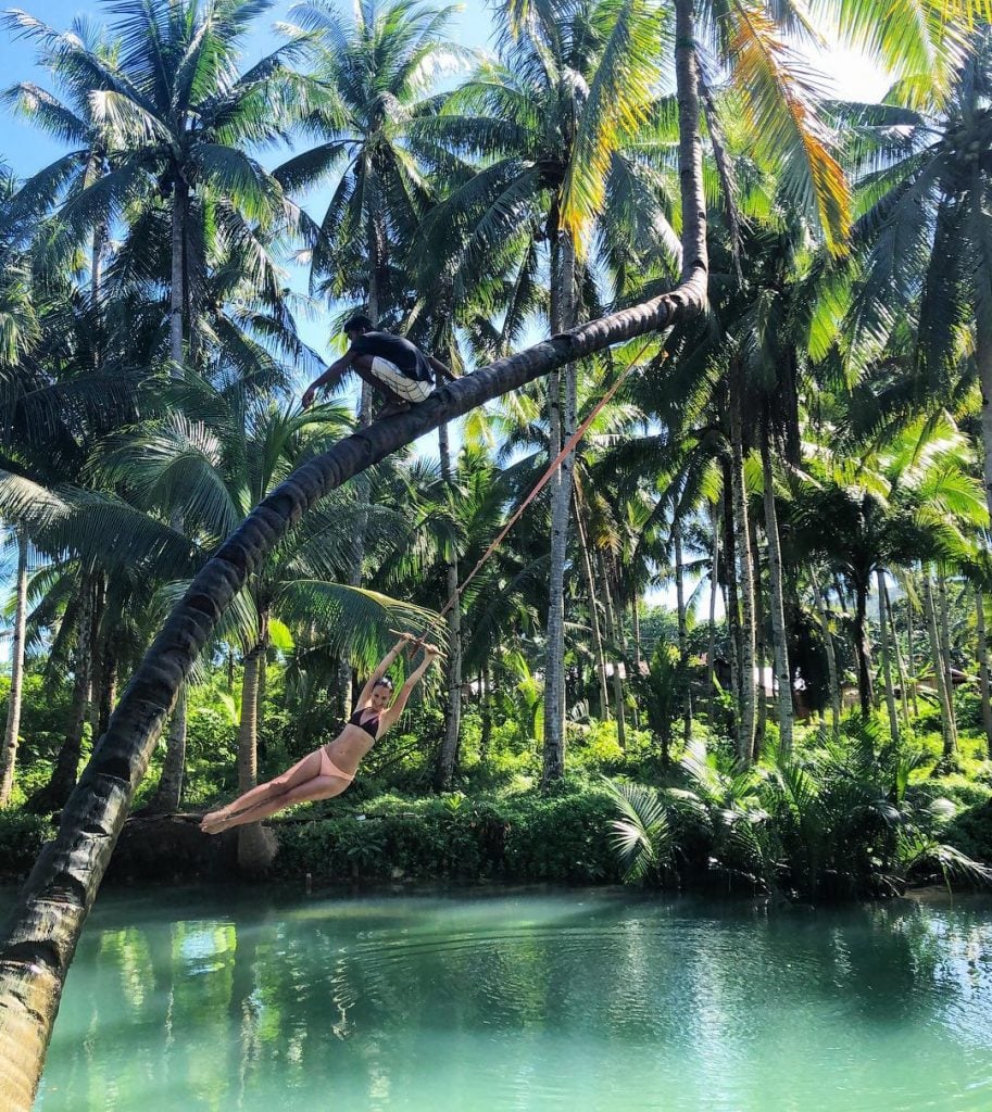 ️[JANE] Se jeter d’un cocotier dans la rivière enchantée ???? • • • #philippines…