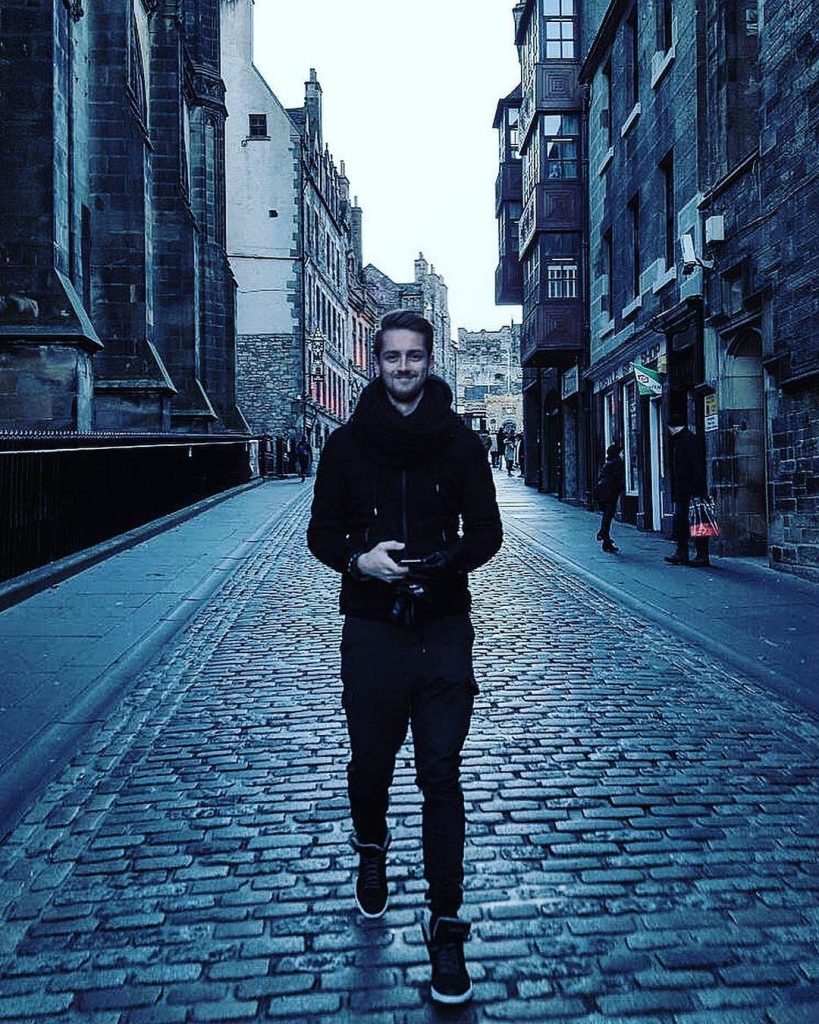 Strolling down the streets of old Edinburgh